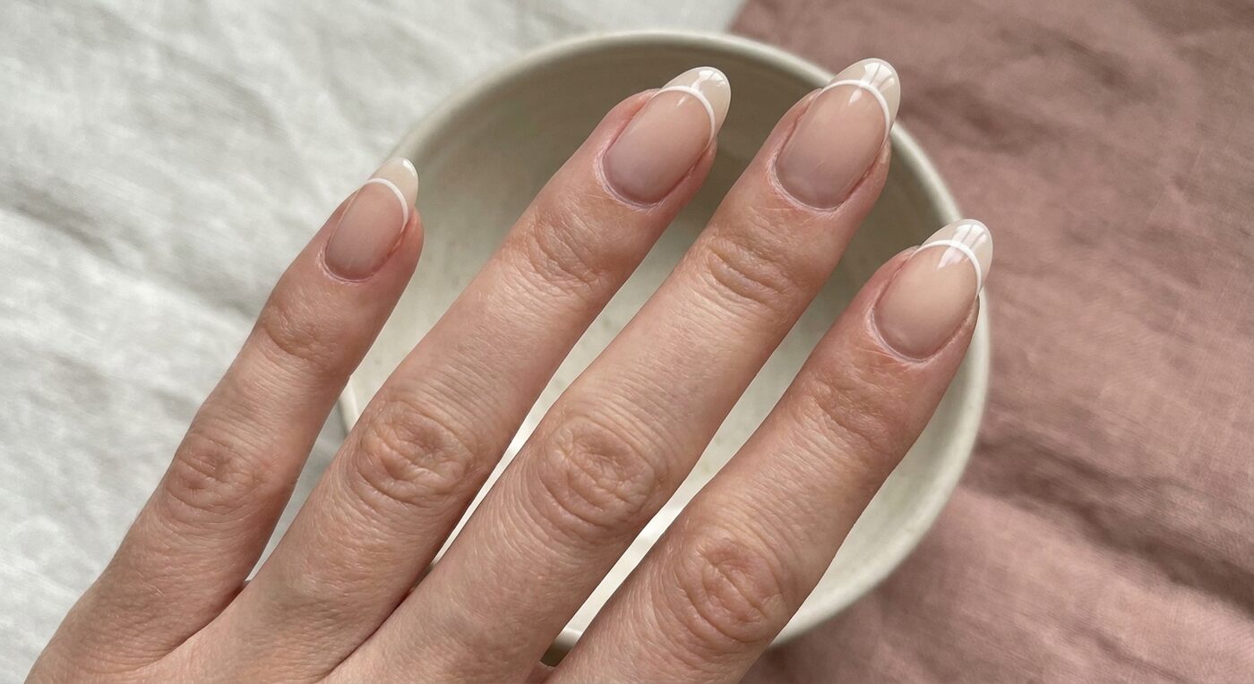 Lange Nägel mit Micro French Design in Nude und Weiß